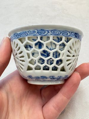 A Chinese blue and white reticulated double-walled cup, ruyi mark, Kangxi — photo 4