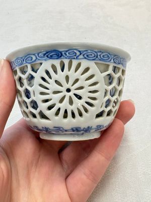 A Chinese blue and white reticulated double-walled cup, ruyi mark, Kangxi — photo 5