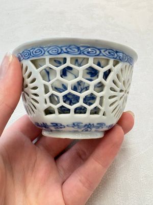 A Chinese blue and white reticulated double-walled cup, ruyi mark, Kangxi — photo 6