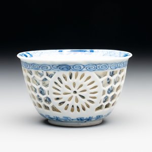 A Chinese blue and white reticulated double-walled cup, ruyi mark, Kangxi — photo 1