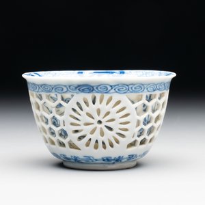 A Chinese blue and white reticulated double-walled cup, ruyi mark, Kangxi — photo 2