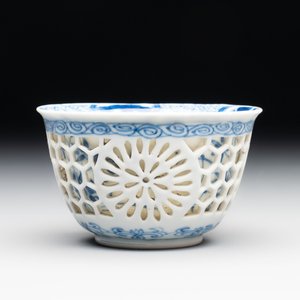 A Chinese blue and white reticulated double-walled cup, ruyi mark, Kangxi — photo 3