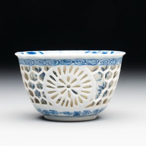 A Chinese blue and white reticulated double-walled cup, ruyi mark, Kangxi — photo 4