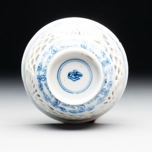 A Chinese blue and white reticulated double-walled cup, ruyi mark, Kangxi — photo 6