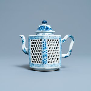A Chinese blue and white reticulated double-walled teapot and cover, Kangxi — photo 2