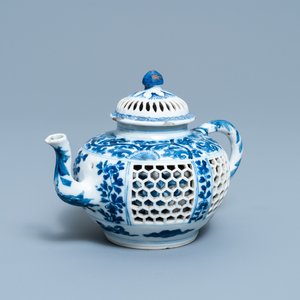 A Chinese blue and white reticulated double-walled teapot and cover, Transitional period — 照片 1