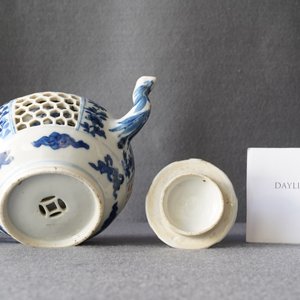 A Chinese blue and white reticulated double-walled teapot and cover, Transitional period — 照片 11