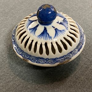 A Chinese blue and white reticulated double-walled teapot and cover, Transitional period — 照片 12