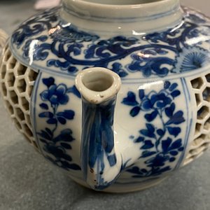 A Chinese blue and white reticulated double-walled teapot and cover, Transitional period — 照片 18