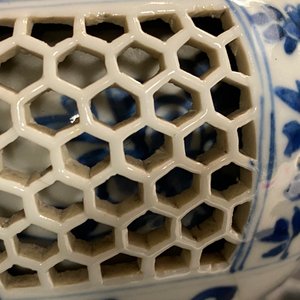 A Chinese blue and white reticulated double-walled teapot and cover, Transitional period — 照片 21