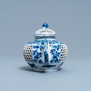 A Chinese blue and white reticulated double-walled teapot and cover, Transitional period — 照片 3