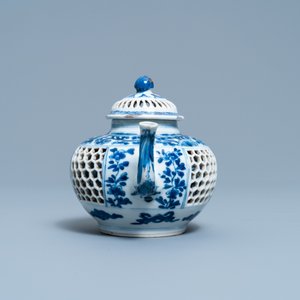 A Chinese blue and white reticulated double-walled teapot and cover, Transitional period — 照片 5