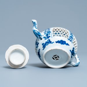 A Chinese blue and white reticulated double-walled teapot and cover, Transitional period — 照片 7