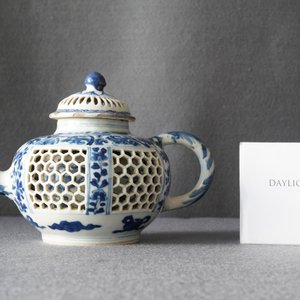 A Chinese blue and white reticulated double-walled teapot and cover, Transitional period — 照片 8