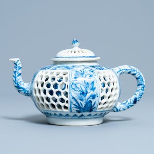 A Chinese blue and white reticulated double-walled teapot and cover, Transitonal period — photo 2