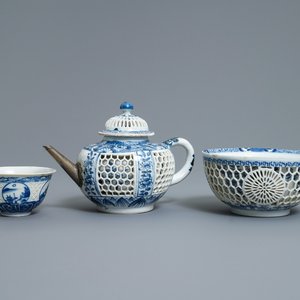 A Chinese blue and white reticulated double-walled teapot and two bowls, Transitional period — photo 1