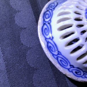 A Chinese blue and white reticulated double-walled teapot and two bowls, Transitional period — photo 13
