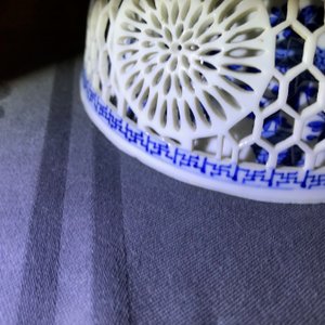 A Chinese blue and white reticulated double-walled teapot and two bowls, Transitional period — photo 25