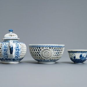 A Chinese blue and white reticulated double-walled teapot and two bowls, Transitional period — photo 3