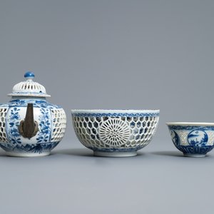 A Chinese blue and white reticulated double-walled teapot and two bowls, Transitional period — photo 5