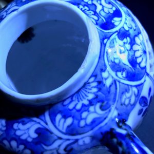 A Chinese blue and white reticulated double-walled teapot and two bowls, Transitional period — photo 10
