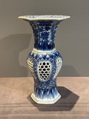 A Chinese blue and white reticulated double-walled vase, Kangxi — photo 2