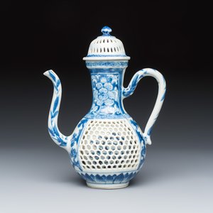 A Chinese blue and white reticulated 'Linglong' ewer and cover — photo 2