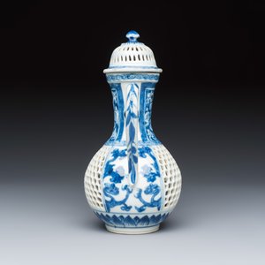 A Chinese blue and white reticulated 'Linglong' ewer and cover — photo 3