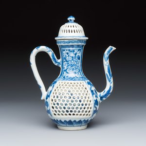 A Chinese blue and white reticulated 'Linglong' ewer and cover — photo 4