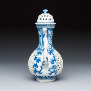 A Chinese blue and white reticulated 'Linglong' ewer and cover — photo 5