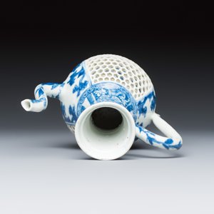 A Chinese blue and white reticulated 'Linglong' ewer and cover — photo 6