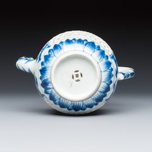 A Chinese blue and white reticulated 'Linglong' ewer and cover — photo 7