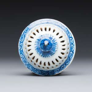A Chinese blue and white reticulated 'Linglong' ewer and cover — photo 8
