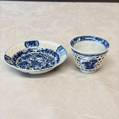 A Chinese blue and white reticulated 'Linglong' tea bowl and saucer — 照片 1