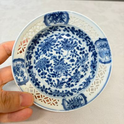 A Chinese blue and white reticulated 'Linglong' tea bowl and saucer — 照片 2