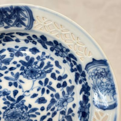 A Chinese blue and white reticulated 'Linglong' tea bowl and saucer — 照片 3