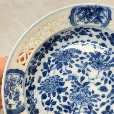 A Chinese blue and white reticulated 'Linglong' tea bowl and saucer — 照片 4