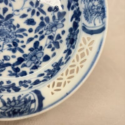 A Chinese blue and white reticulated 'Linglong' tea bowl and saucer — 照片 6