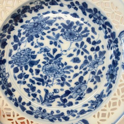 A Chinese blue and white reticulated 'Linglong' tea bowl and saucer — 照片 7