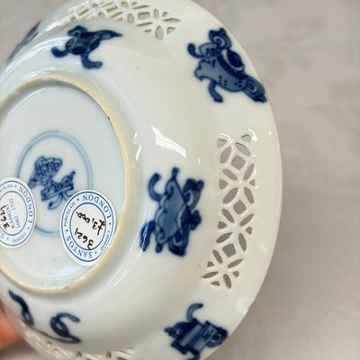 A Chinese blue and white reticulated 'Linglong' tea bowl and saucer — 照片 10