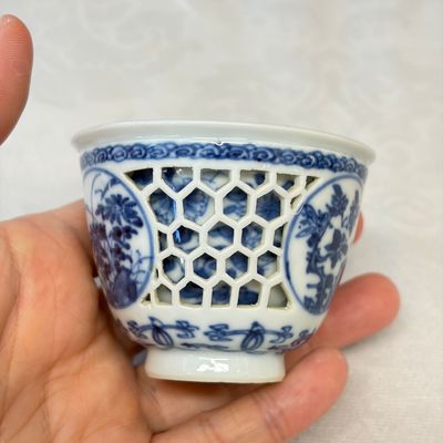 A Chinese blue and white reticulated 'Linglong' tea bowl and saucer — 照片 13