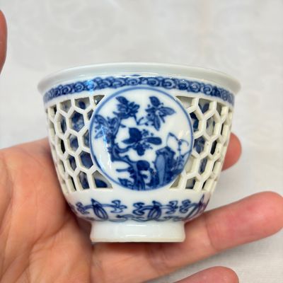 A Chinese blue and white reticulated 'Linglong' tea bowl and saucer — 照片 14