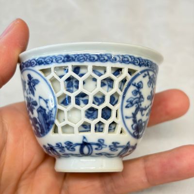 A Chinese blue and white reticulated 'Linglong' tea bowl and saucer — 照片 15