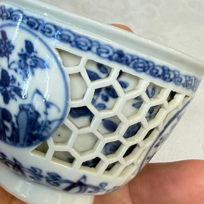 A Chinese blue and white reticulated 'Linglong' tea bowl and saucer — 照片 16
