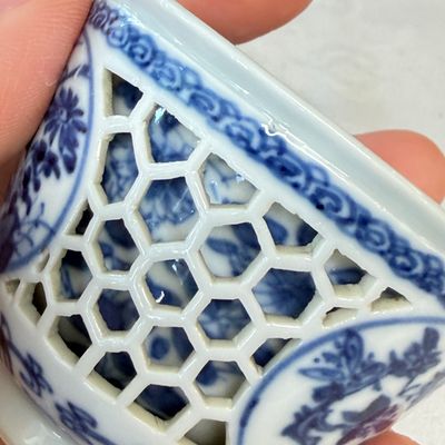 A Chinese blue and white reticulated 'Linglong' tea bowl and saucer — 照片 17