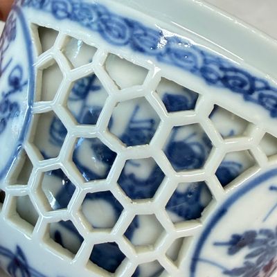 A Chinese blue and white reticulated 'Linglong' tea bowl and saucer — 照片 18