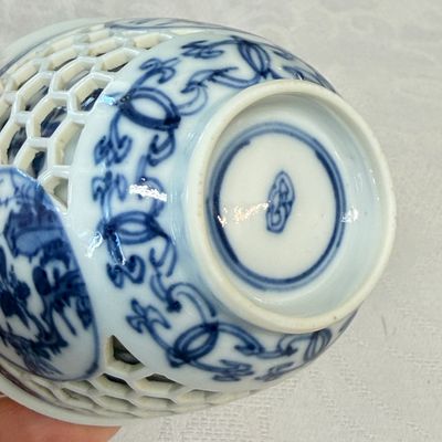 A Chinese blue and white reticulated 'Linglong' tea bowl and saucer — 照片 23
