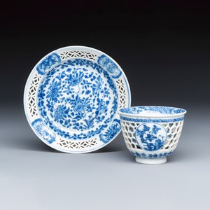 A Chinese blue and white reticulated 'Linglong' tea bowl and saucer — 照片 1