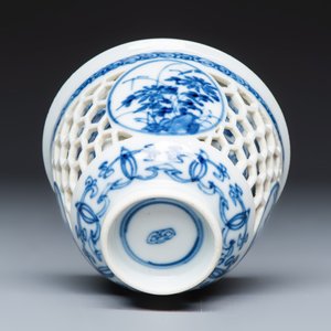 A Chinese blue and white reticulated 'Linglong' tea bowl and saucer — 照片 11