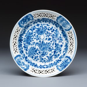 A Chinese blue and white reticulated 'Linglong' tea bowl and saucer — 照片 2